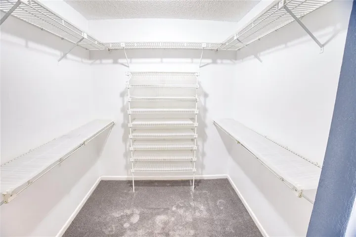 Bed 1 walk in closet