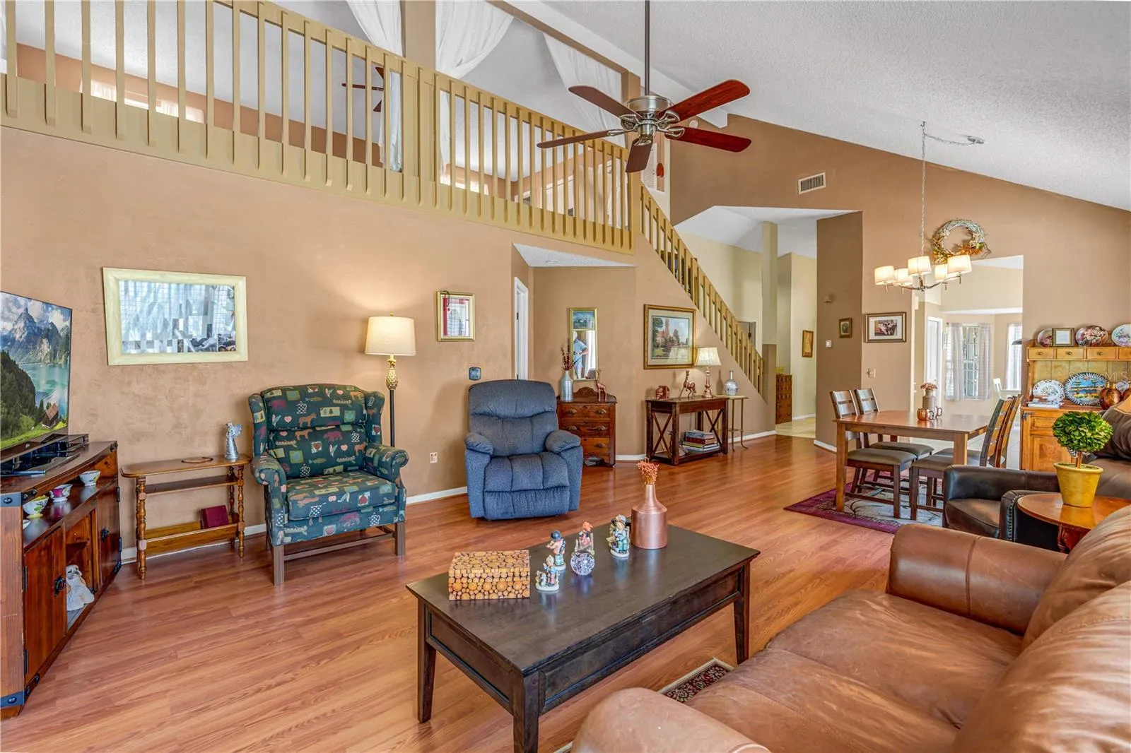 Large &amp; Open Living/Dining Areas
