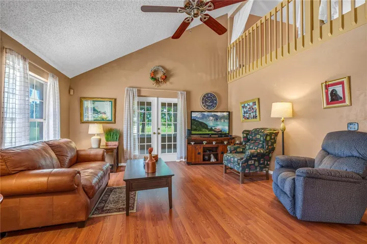 Open &amp; Bright Living Area
