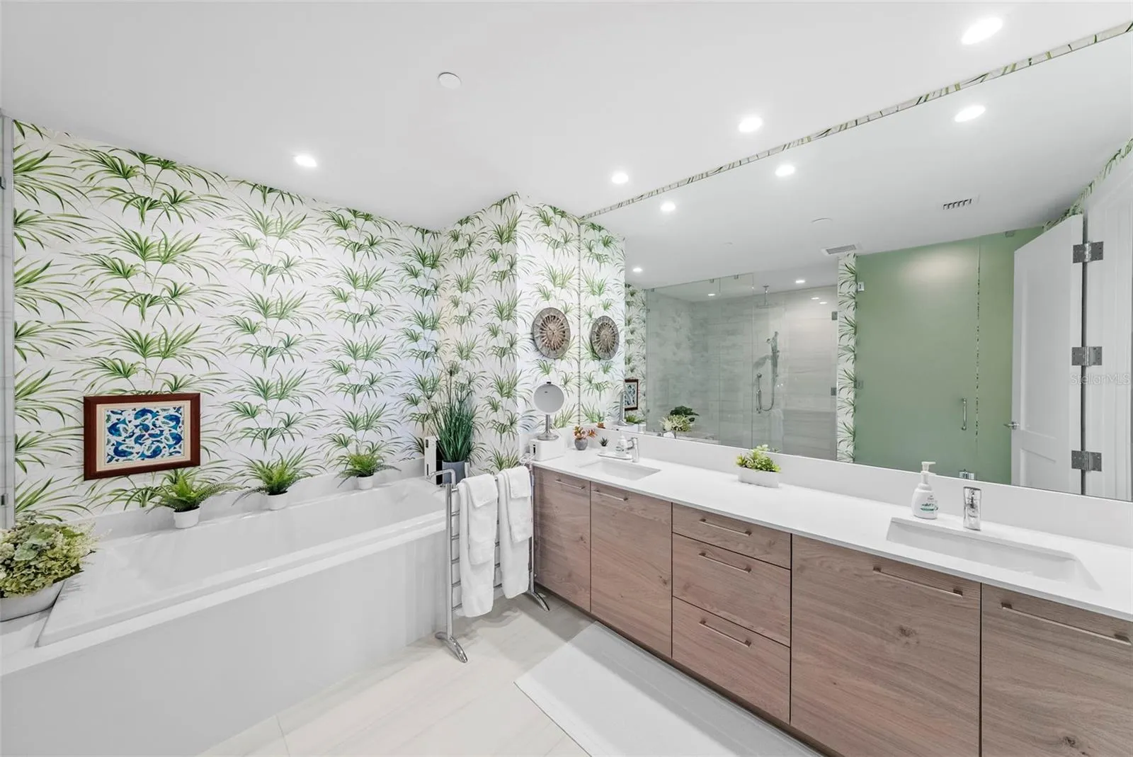 Primary en suite bathroom