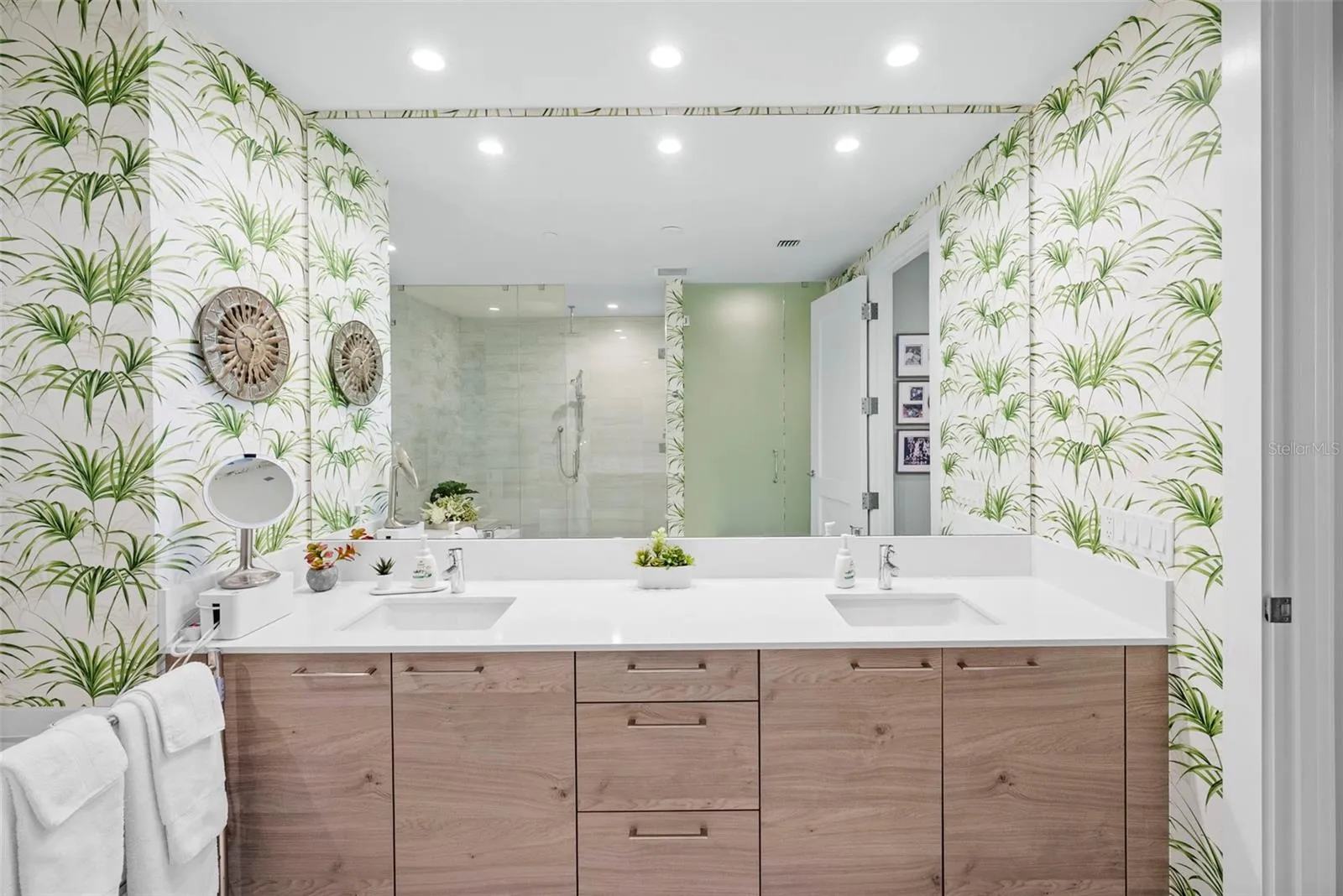 Vanity and sink in primary en suite bathroom