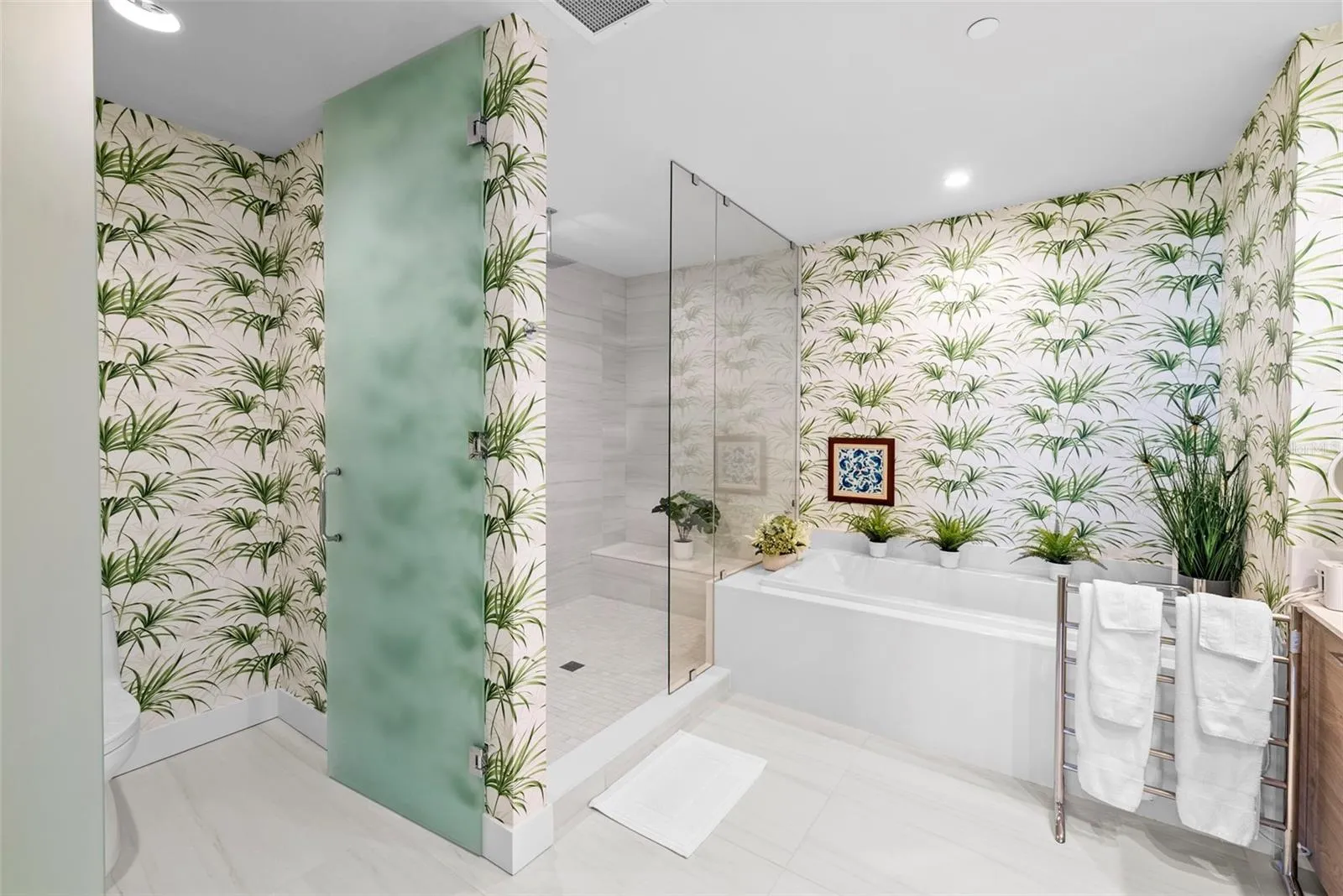 Primary en suite bathroom