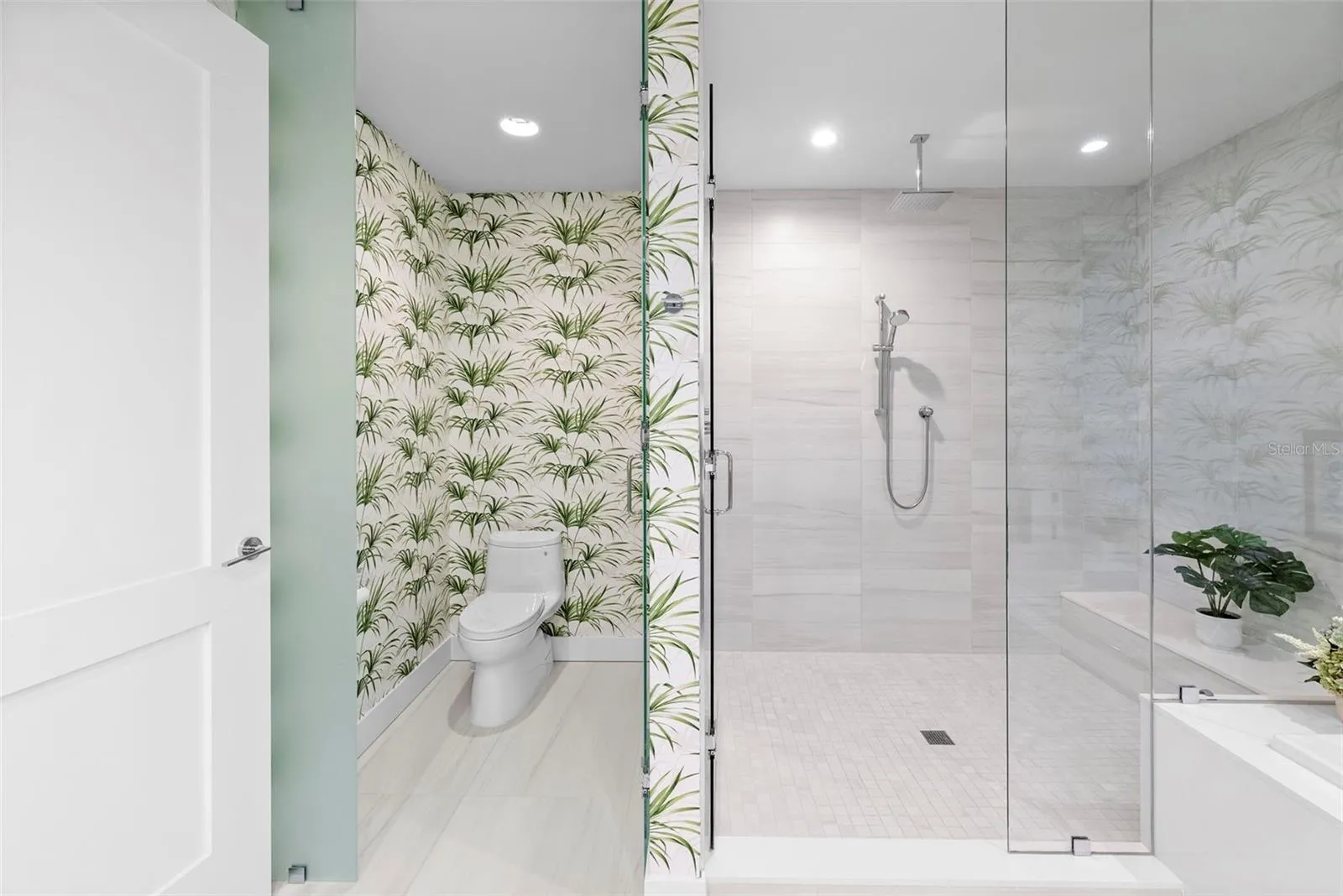 Primary en suite bathroom