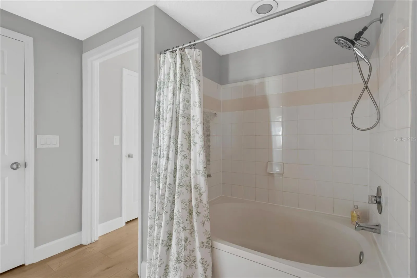 Large Soaking tub