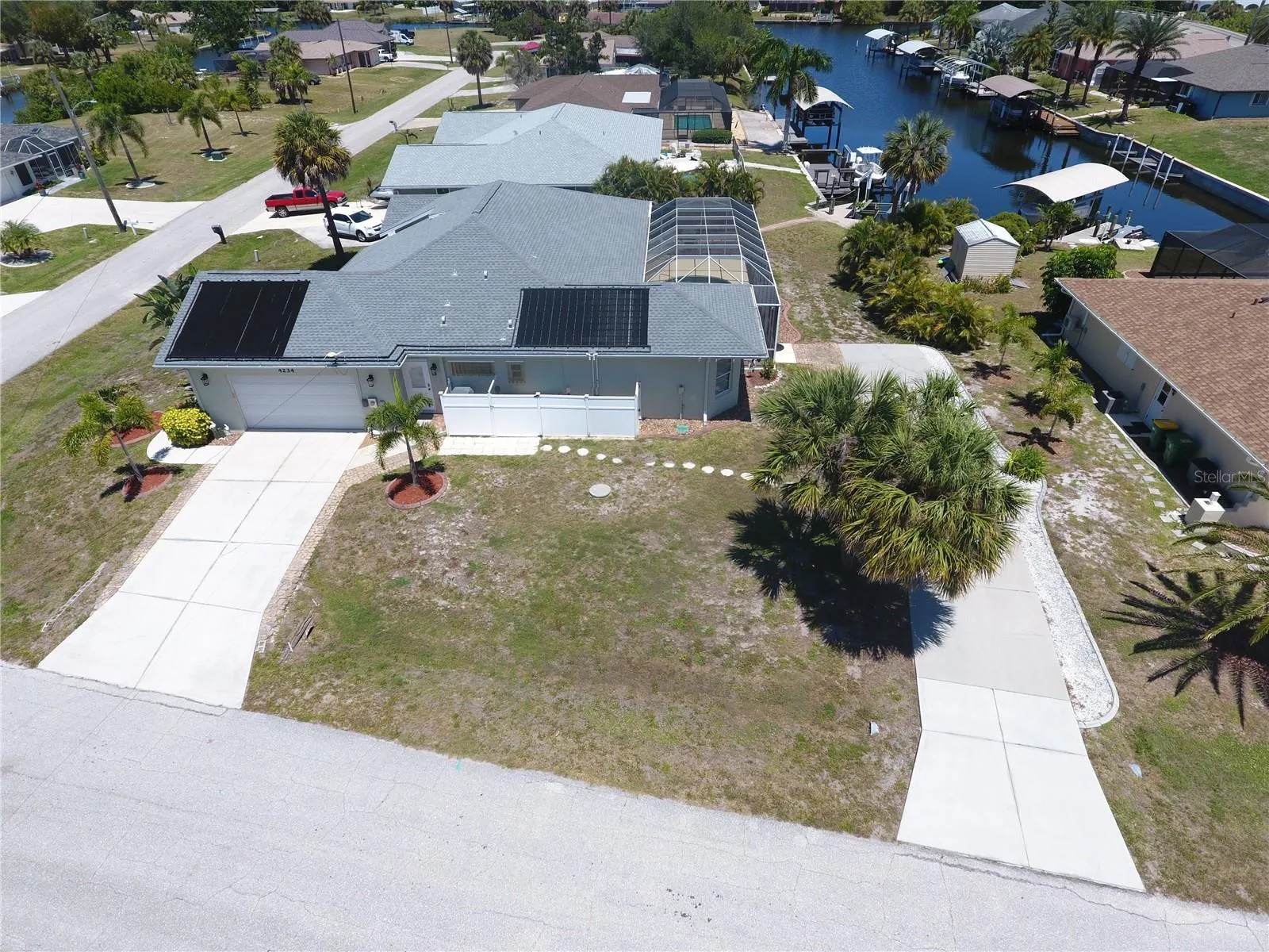Side view shoing extra driveway