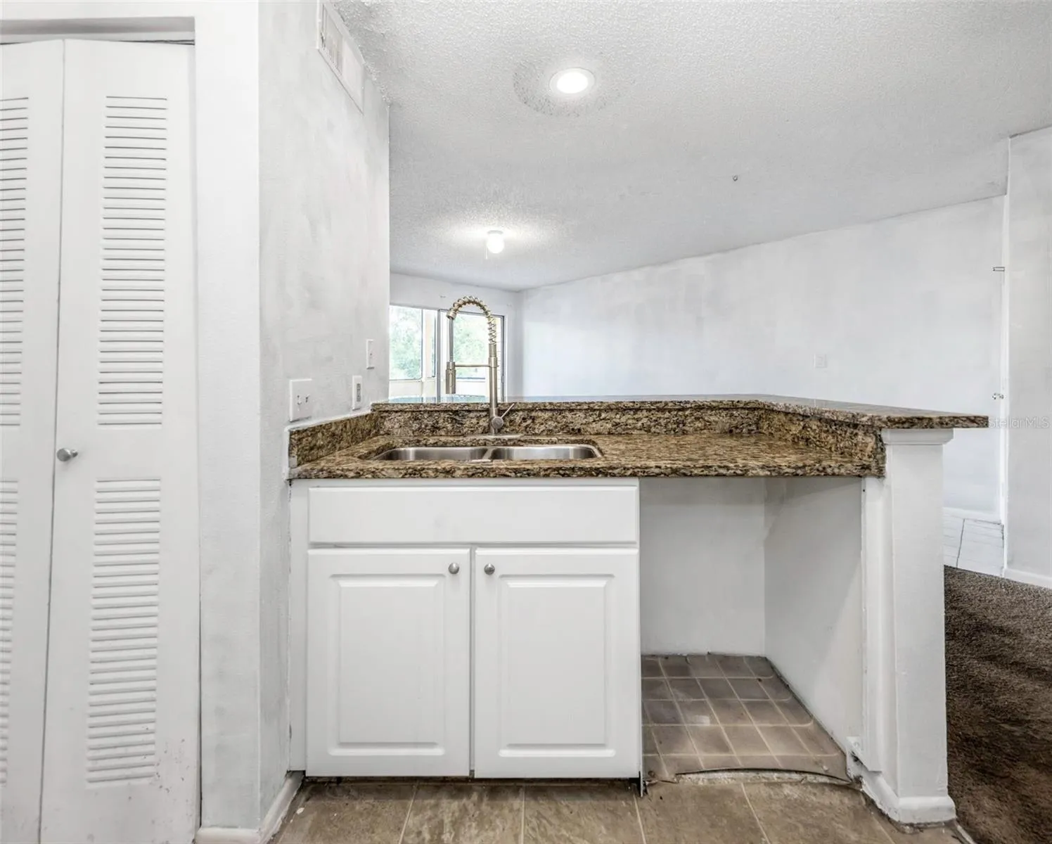 Kitchen - Right View
