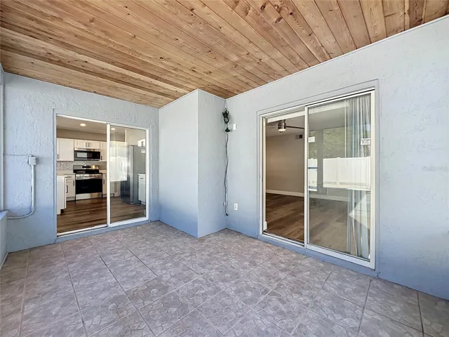 Ourdoor patio / Lanai with electrical hook up for TV