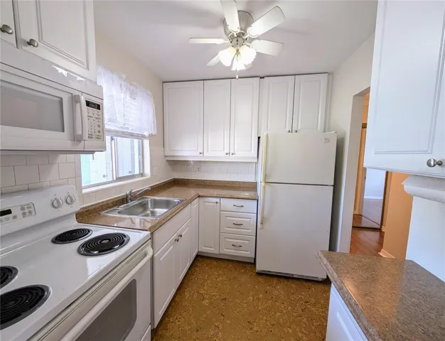 Kitchen - high ceilings