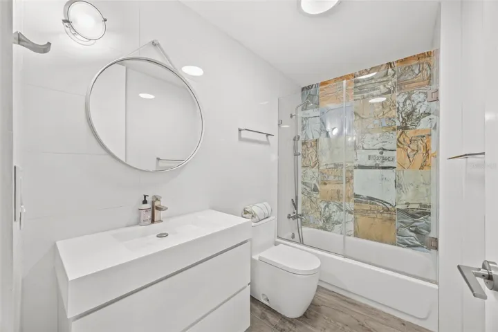 Gallery Plaza 22nd floor, Guest bathroom