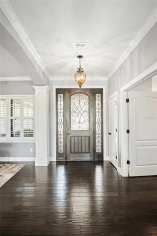 The entry way into 3607 S Rosalind Avenue.