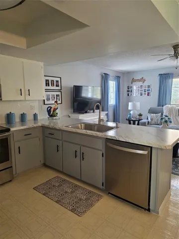 BEAUTIFUL KITCHEN UPDATED COUNTERS AND CABINETS