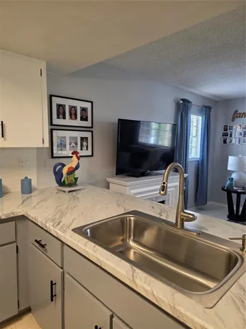 GREAT BREAKFAST BAR CAN SEAT 4 +