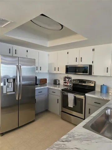 SPACIOUS KITCHEN WITH SS APPLIANCES