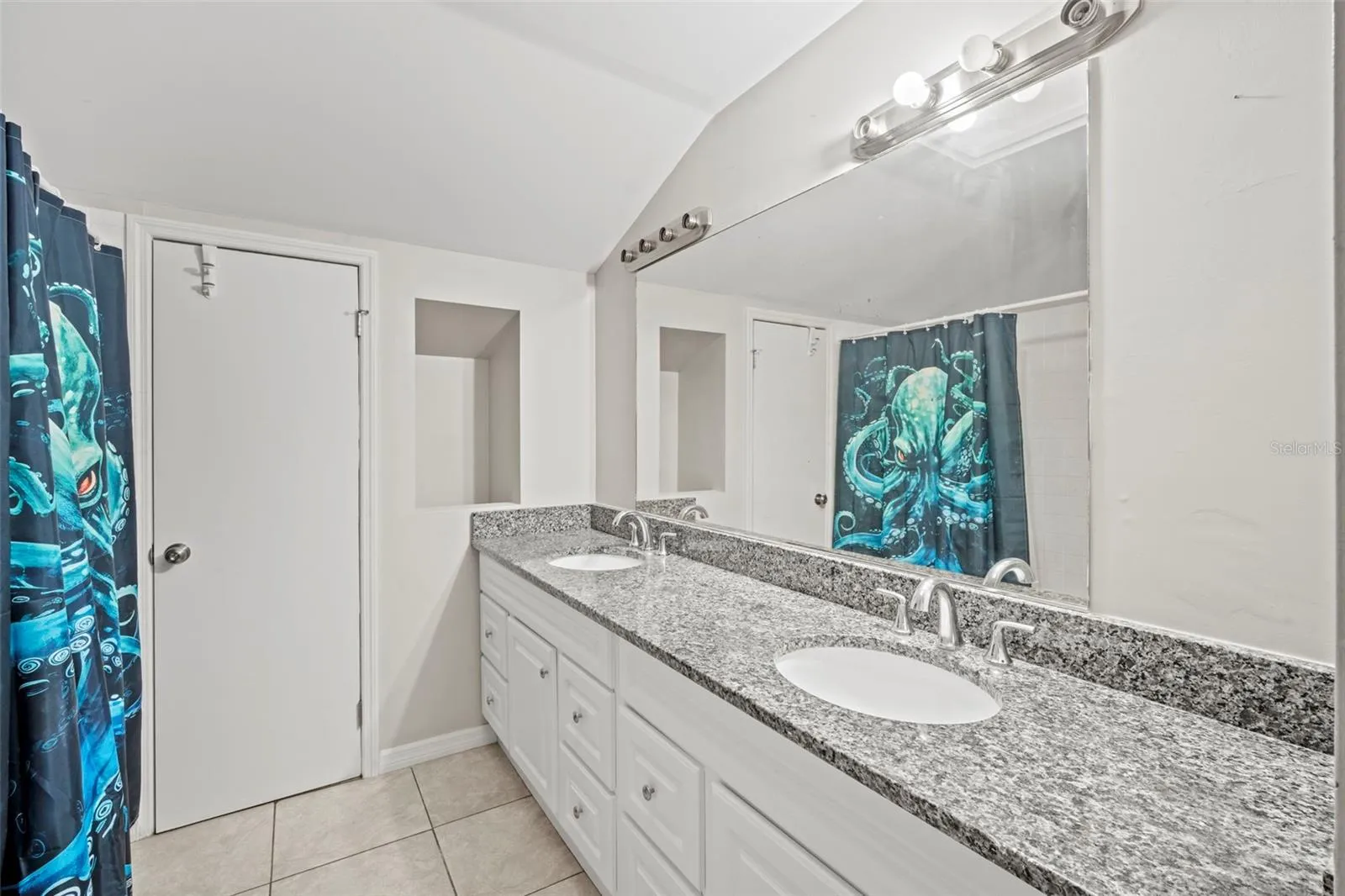 2nd Floor Full Bath