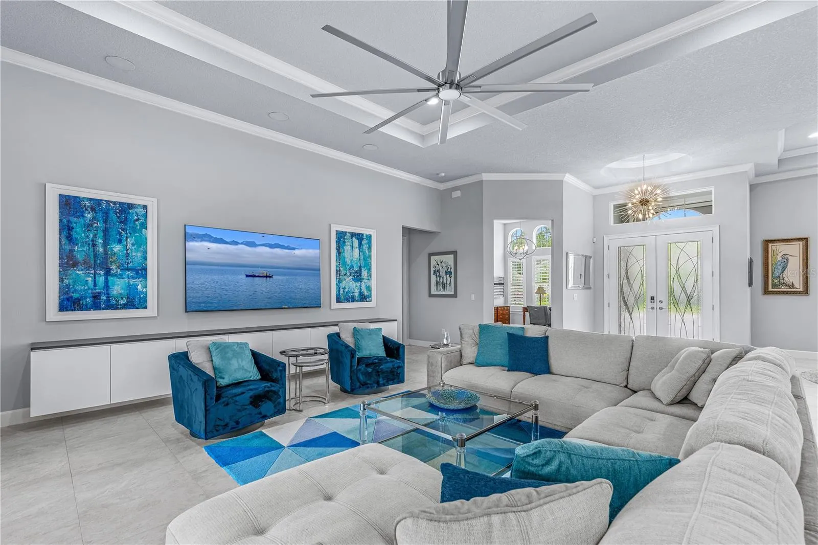 Spacious Family Room w/Tray Ceiling