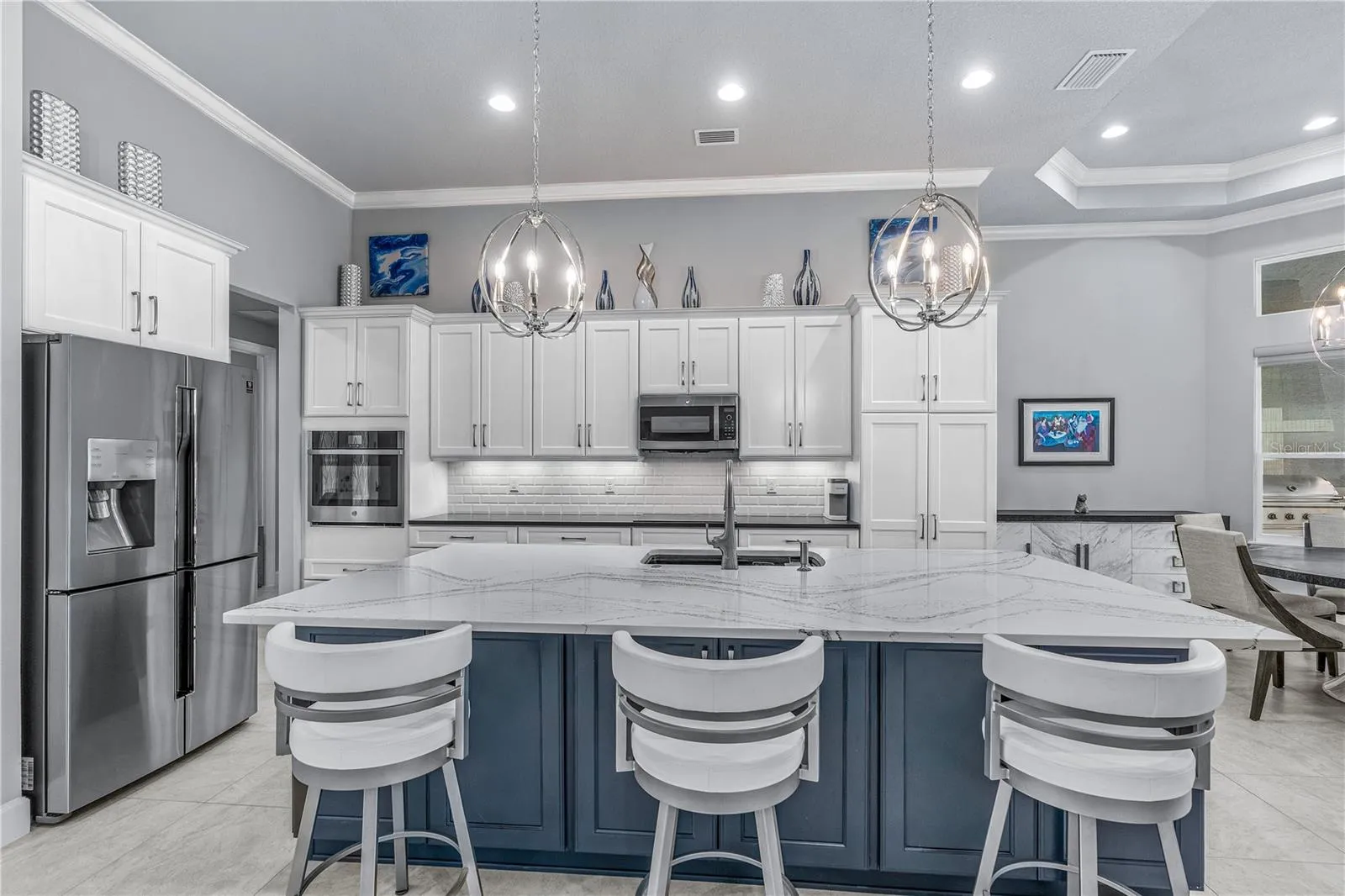 Gourmet Kitchen Island & Breakfast Bar