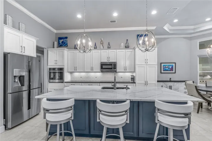 Gourmet Kitchen Island & Breakfast Bar
