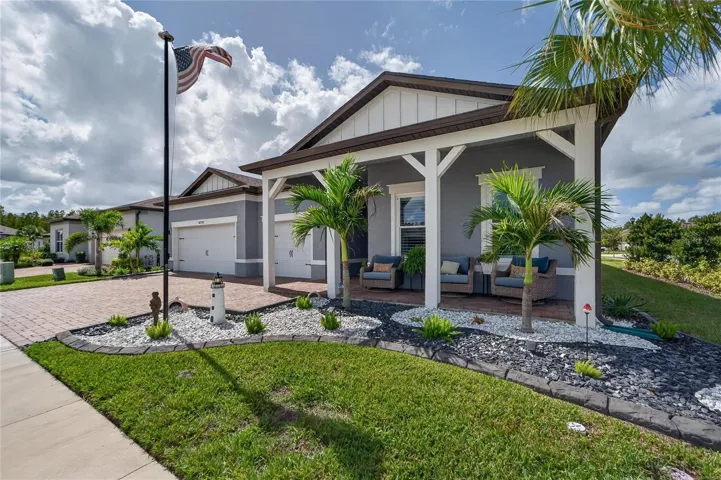 Covered Front porch at 18752 Horizon View Pt