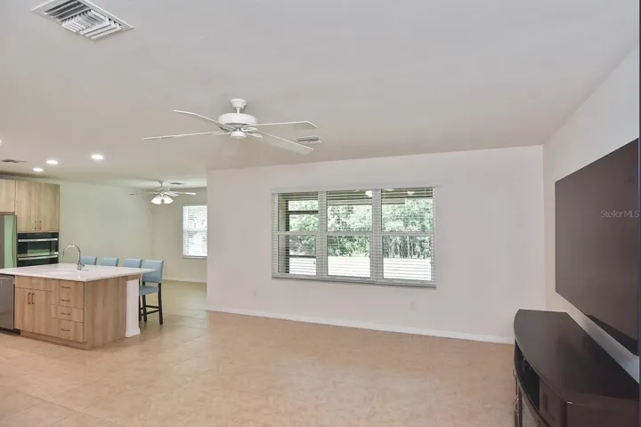 LARGE LIVINGROOM AREA TO ENTERTAIN