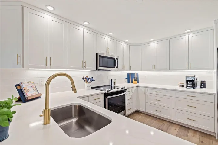 Wood cabinets with Soft Closing Features and Lots of Storage