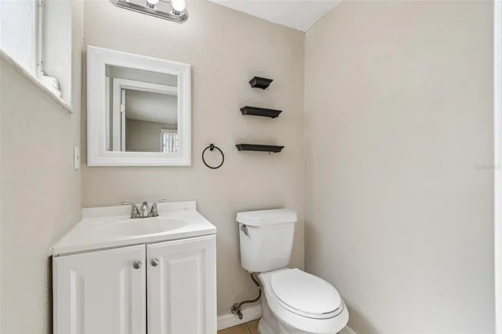 Primary bedroom en-suite bathroom