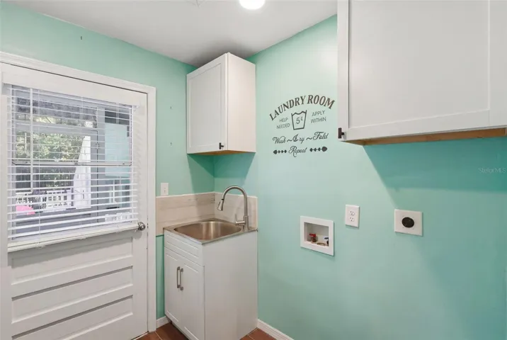 LAUNDRY ROOM (MAIN LEVEL)
