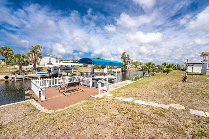 Nicely sized dock to sit out on and watch the other boaters go by!