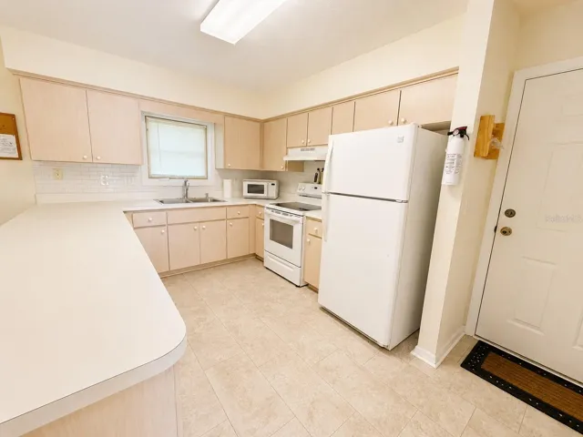 Kitchen, Stove, microwave, and Stove