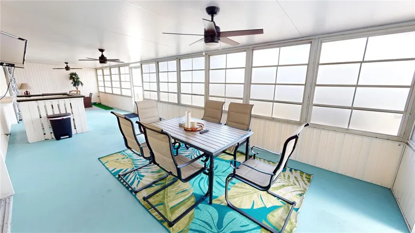 Expansive Florida room  for entertaining