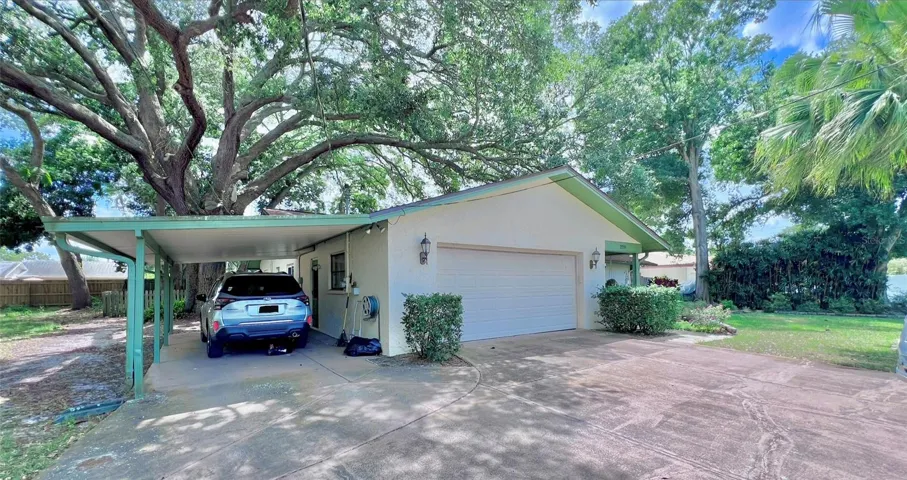 Extra large driveway with parking for 6 cars