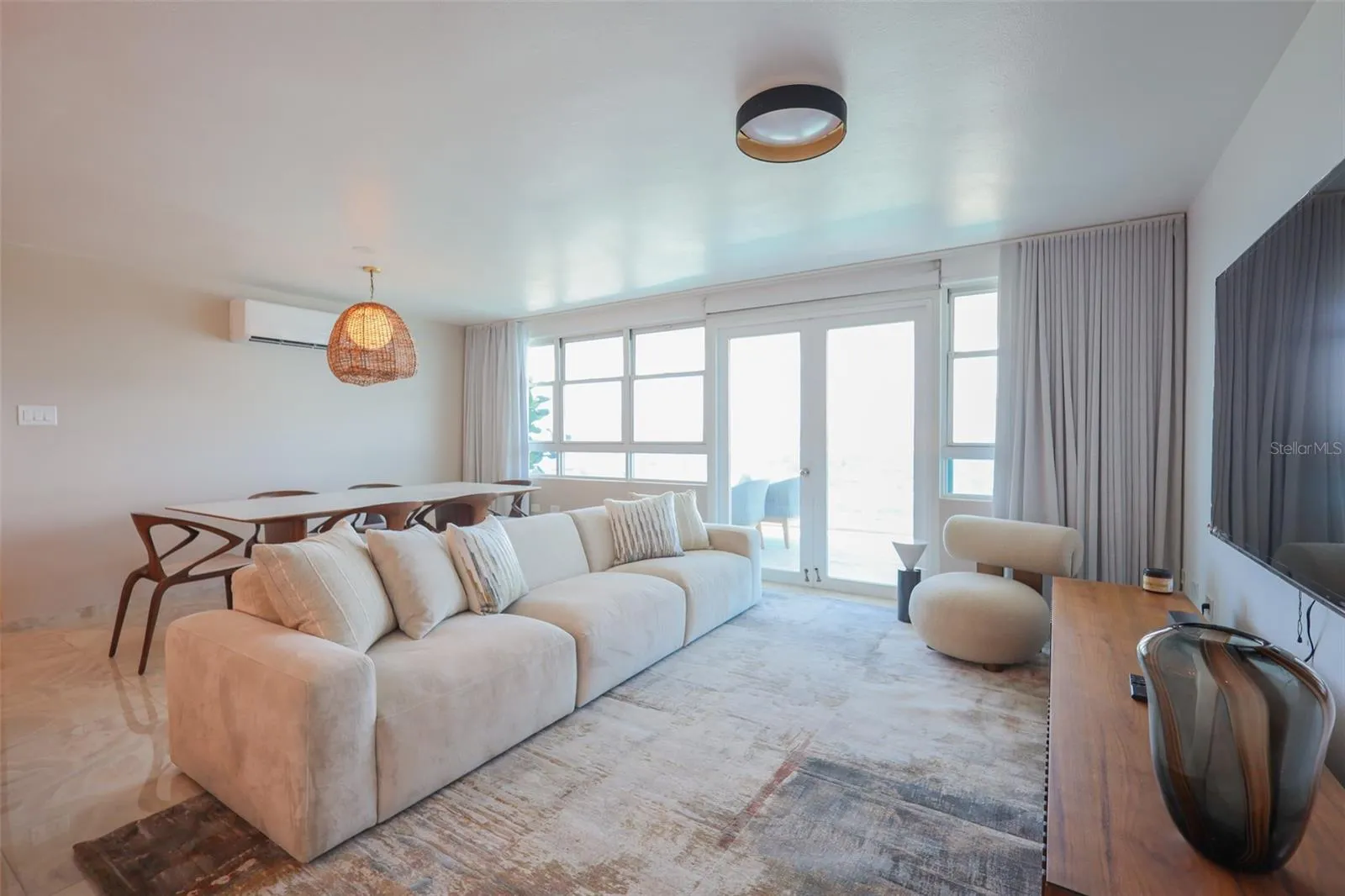 Living Room / Dining