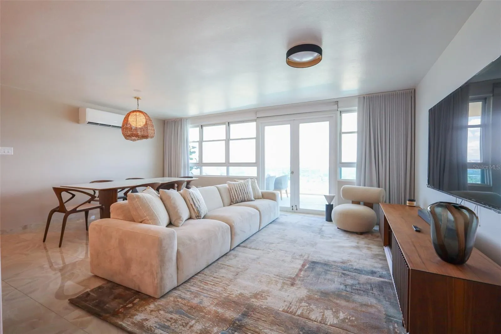 Living Room / Dining