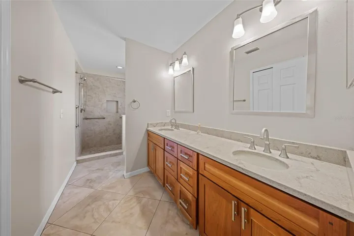 Dual sinks, master bath