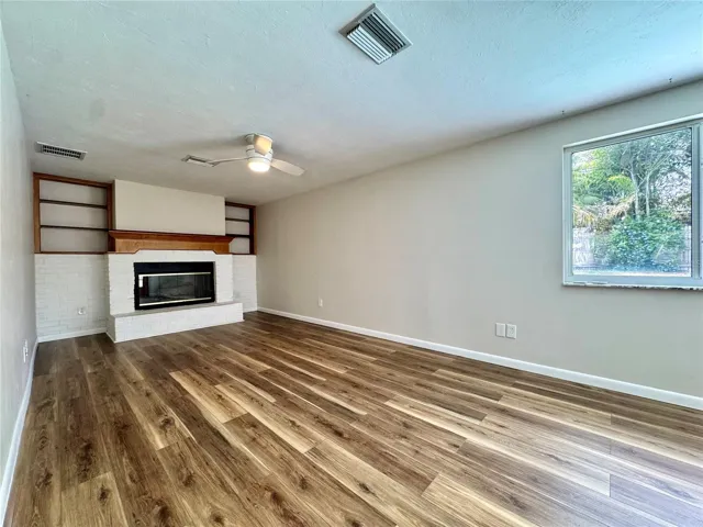 Natural gas fireplace