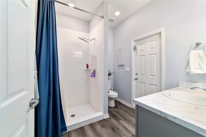 Guest bathroom 2
