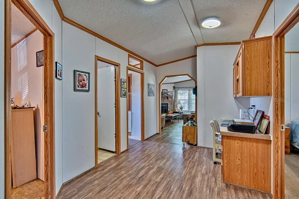 huge open hallway, split floor plan