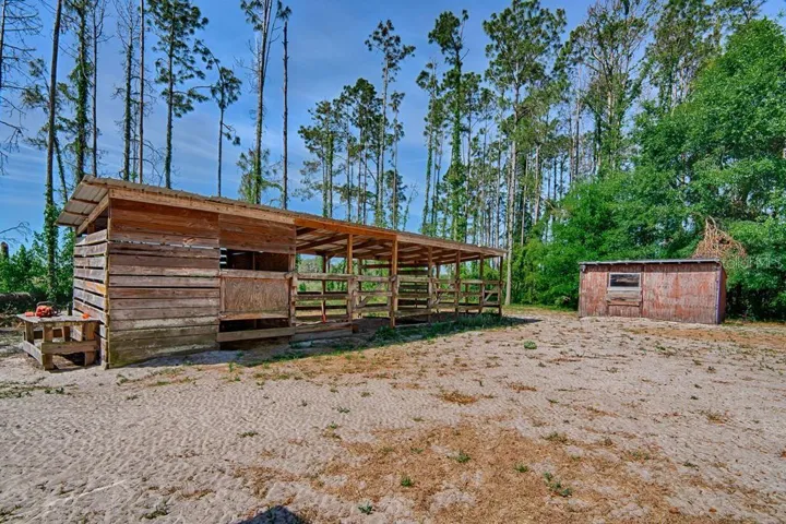 horse barn/stalls