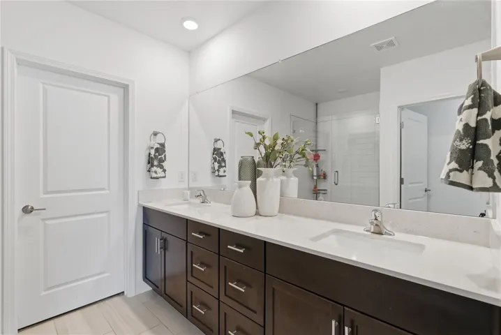 Owners ensuite bathroom