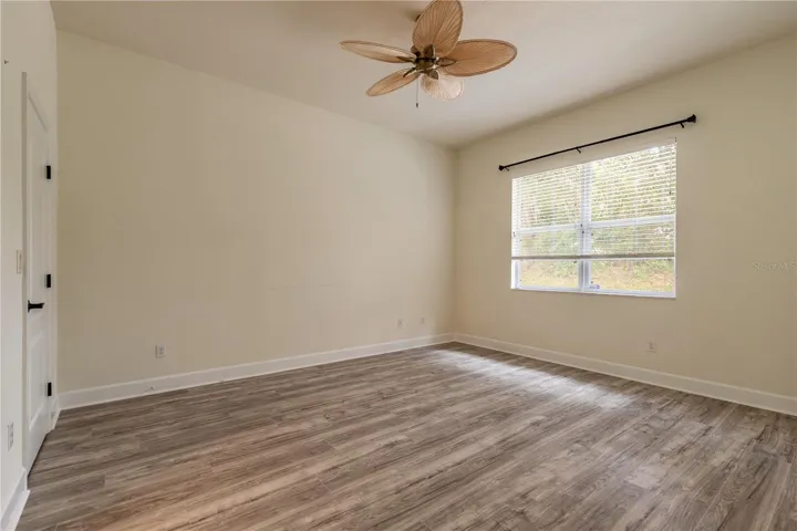 Primary bedroom - good size bedroom with walk-in closet