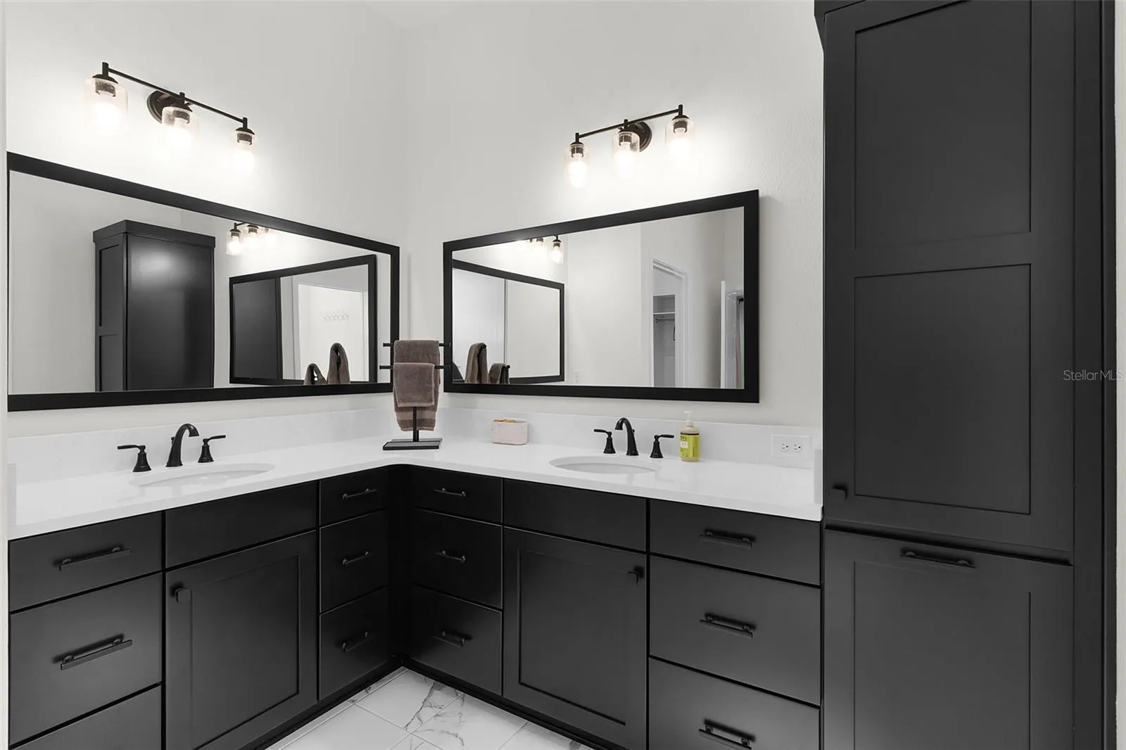 Primary dual sinks. Plenty of room