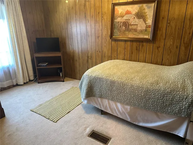 3rd bedroom at end of mobile home