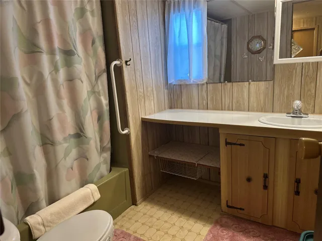 Bathroom in between 2nd and 3rd Bedroom