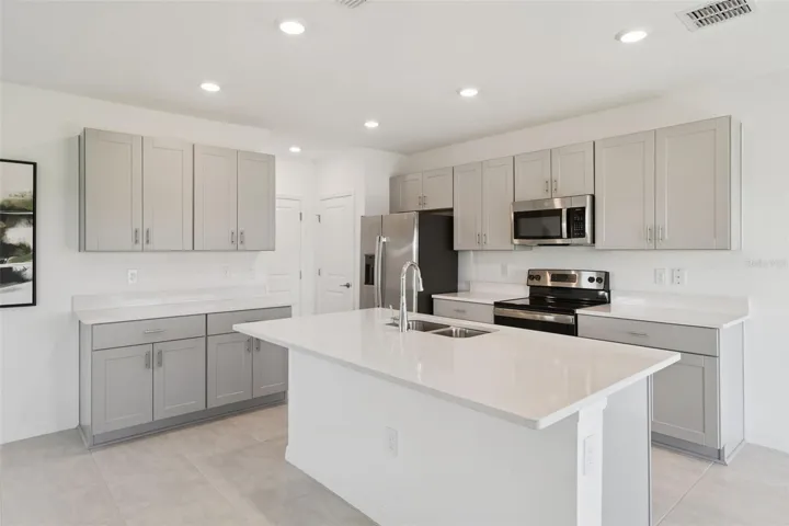 Kitchen w/island