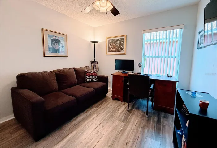 2nd Bedroom: Laminate Floor