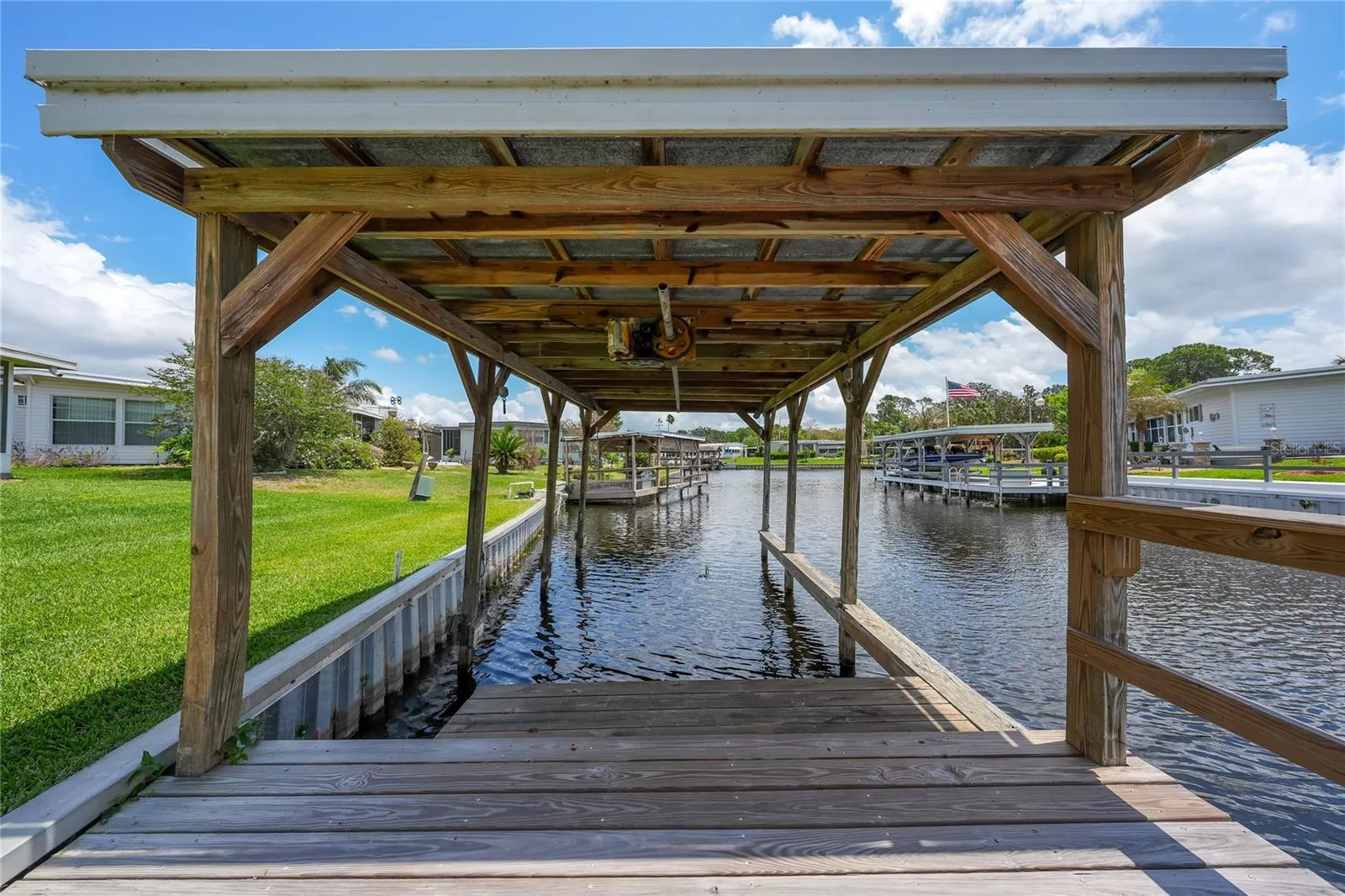 Private boathouse on canal with Harris Chain of Lakes access!