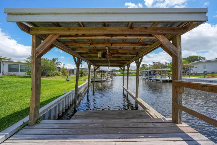 Private boathouse on canal with Harris Chain of Lakes access!