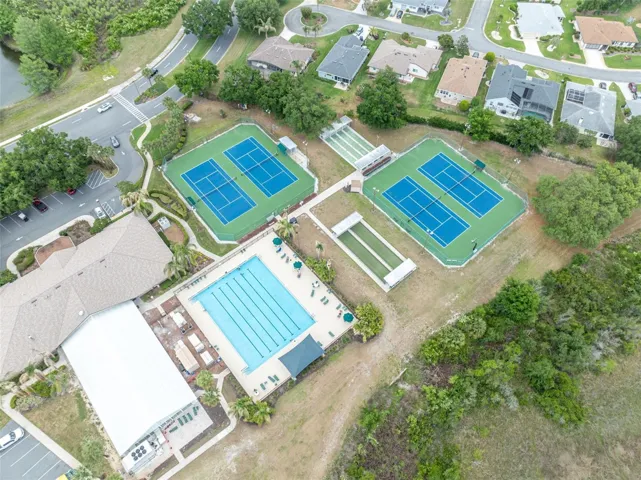 Overview of the recreational courts and clubhouse