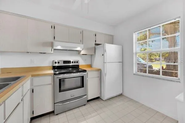KITCHEN WITH WINDOW