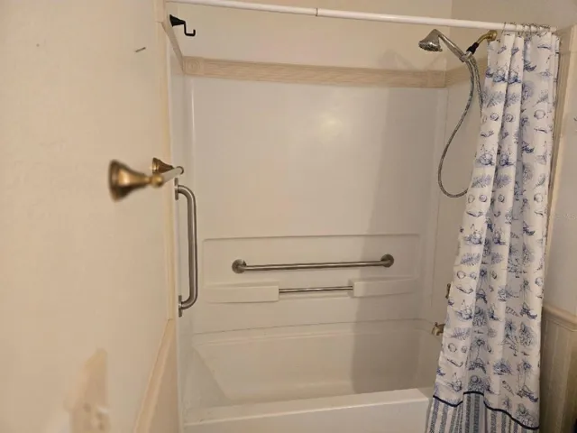 Tub / shower combo. Handicap grab bars.