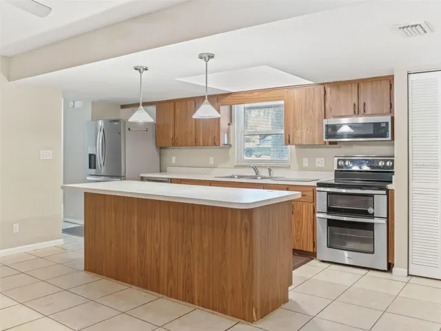 bright and spacious kitchen